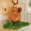 Schattige bruine capibara knuffel op een groene krokodil basis, trekkoord pluche sleutelhanger - 9cm / Krokodil Stijl