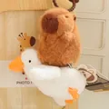 Schattige capibara op witte eend trekkoord pluche sleutelhanger - 9cm / Ganzenstijl