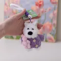 Dettaglio di un portachiavi in peluche Westie bianco con maglione lavorato a maglia viola. - Maglione Viola / 12cm