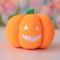 Morbido peluche a zucca di Halloween arancione con viso ricamato bianco decorativo - Luminoso / 10cm / Arancione