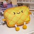 Gros plan d'un mignon oreiller de voiture en pain de mie en peluche. - Coussin de voiture pain à l'ananas