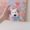 Primo piano di un portachiavi a forma di cane di peluche bianco con maglione blu - Maglione Blu / 12cm