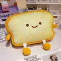 Vue détaillée d'un mignon coussin en peluche toast avec un visage souriant sur un bureau - Coussin de voiture toast original