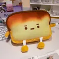 Vue rapprochée d'un coussin en peluche en forme de pain de mie avec un visage - Coussin de voiture toast brûlé