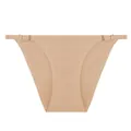 Dettaglio di slip senza cuciture in seta ghiacciata da donna con spalline regolabili nudo - Colore pelle