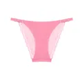Gros plan d'une culotte en soie glacée rose avec dentelle et fines brides réglables - S / Bas / Couleur caramel