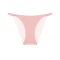 Détail précis de culotte en soie glacée rose avec dentelle florale et fines brides. - S / Bas / Rose Crevette