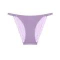Détail de culotte sans couture en soie glacée violette avec dentelle et bretelles - S / Bas / Violet