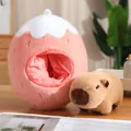 Dettaglio di un peluche Capybara marrone accanto a un nido di peluche a fragola - Capibara Grande 30cm + Cuscino Frutta Grande 45cm / Stile Fragola