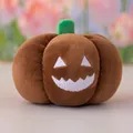 Weicher brauner Plüsch-Kürbis-Anhänger mit weiß gesticktem Gesicht für Halloween - Leuchtend / 10cm / Braun