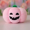 Weicher rosa Halloween Kürbis Plüschtier Anhänger mit gesticktem Gesicht und Stiel - Reguläre Passform / 10cm / Rosa