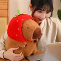 Simpatico peluche di capibara con cappello a fragola, regalo morbido per bambini. - Bambola Stile Fragola / 23cm