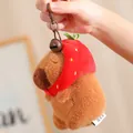 Simpatico portachiavi in peluche capibara con cappello a fragola, ciondolo per zaino - 12cm / Ciondolo Stile Fragola