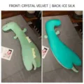 Almohada larga de dinosaurio con lados de terciopelo de cristal y tela de seda de hielo - Dinosaurio / 100cm