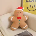 Gros plan d'un coussin en peluche bonhomme de pain d'épice avec un bonnet de Noël rouge. - Gingerbread Man Style (A2128)