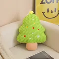 Gros plan d'un coussin en peluche vert en forme de sapin de Noël sur un canapé blanc - Christmas Tree Style (A2128)