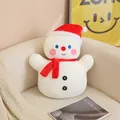 Coussin bonhomme de neige de Noël en peluche avec écharpe rouge sur fauteuil blanc - Snowman Style (A2128)