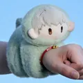 Pulsera slap de peluche suave con un lindo diseño de personaje de anime en color verde claro. - Dinosaurio