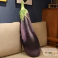 Jouet en peluche aubergine 3D réaliste sur un coussin de canapé doux - Aubergine