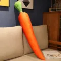 Grande cuscino di peluche a forma di carota 3D morbido appoggiato su un divano di casa - Carota / 110*20cm