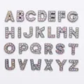 Vista dettagliata di perle alfabetiche con strass iridescenti da 10mm per gioielli DIY - Set Completo Lettere A-Z (Satinato)