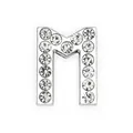 Nahaufnahme des silberfarbenen Buchstaben-M-Anhängers mit funkelnden Strasssteinen - Buchstabe-M / 18mm Durchmesser / Chrom Strass