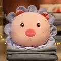 Lindo cojín de peluche de cerdo girasol con manta gris doblada en ambiente cálido - Cojín 50cm / Cerdo Rosa