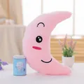 Adorable oreiller en peluche croissant de lune rose avec un joli visage souriant - Lune Rose