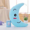 Coussin en peluche croissant de lune bleu doux avec un joli visage souriant décoratif - Lune Bleue