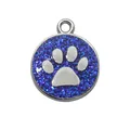 Blauer glitzernder Haustieranhänger mit silbernem Pfotenabdruck im runden Rahmen. - Pfotenabdruck Anhänger (HC459) / 19mm*23mm / Dunkelblau