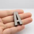 Accesorio de letra A de metal brillante de 30mm para ropa y bolsos de moda DIY - Letra A / 30mm / Gris metalizado