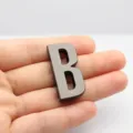 Dije de letra B de metal negro de 30mm para accesorios de moda DIY, sombreros y maletas - Letra B / 30mm / Gris metalizado