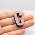 Letra C de metal brillante de 30mm para ropa y bolsos de bricolaje en acabado negro metalizado - Letra C / 30mm / Gris metalizado