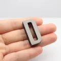 Letra D de metal brillante de 30 mm para decoración de ropa y bolsos de bricolaje - Letra D / 30mm / Gris metalizado