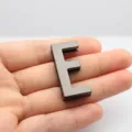 Grand accessoire lettre E brillant de 30 mm pour vêtements et sacs DIY - Lettre E / 30mm / Métal canon