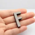 Breloque lettre F en métal noir brillant 30mm pour vêtements DIY et accessoires - Lettre F / 30mm / Métal canon