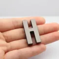 Pendentif lettre H en métal de 30 mm pour sacs, vêtements et accessoires de mode. - Lettre H / 30mm / Métal canon