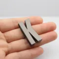 Grand accessoire curseur métal lettre K gunmetal poli 30mm pour chapeaux et sacs DIY - Lettre K / 30mm / Métal canon