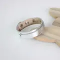 Silbernes Armband aus Kunstleder mit Schlangenmuster und verstellbaren Metalldruckknöpfen - Silber
