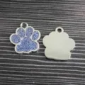 Blauer Glitzer Pfote geformt Haustier ID Tag für Hunde und Katzen mit glatter Rückseite - Chrom-Basis-Stil / Hellblau