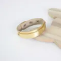 Goldfarbenes Armband aus Kunstleder mit Schlangenmuster und Druckknopfverschluss für Damen - Gold