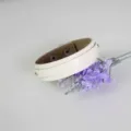 Stilvolles weißes Kunstleder-Armband mit Schlangenmuster, zweilagig und mit Metalldruckknopf. - Weiß