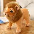 Mignonne peluche de lion avec une crinière réaliste posée sur une table en bois. - Lion Debout