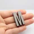 Charme lettre M en métal noir brillant 30mm pour accessoires DIY vêtements et sacs - Lettre M / 30mm / Métal canon