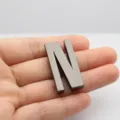 Lettre N métallique gris foncé brillante 30mm pour DIY chapeaux sacs habits décoration - Lettre N / 30mm / Métal canon