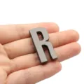 Accessoire pendentif lettre R noir métallisé brillant 30mm pour sacs vêtements et chapeaux - Lettre R / 30mm / Métal canon