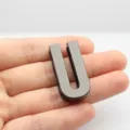 Grand pendentif lettre U en métal noir poli de 30mm pour sacs et vêtements DIY - Lettre U / 30mm / Métal canon