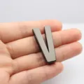 Pendentif lettre V en métal lisse 30mm pour accessoires de vêtements et sacs - Lettre V / 30mm / Métal canon