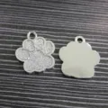Glitzernder silberner Pfotenabdruck-Anhänger mit polierter Rückseite für DIY-Schmuck. - Chrom-Basis-Stil / 25*27mm / Silber