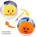 Dettaglio del peluche reversibile zucca di Halloween in misure 10 cm, 20 cm e 30 cm. - Vestibilità regolare / 10cm